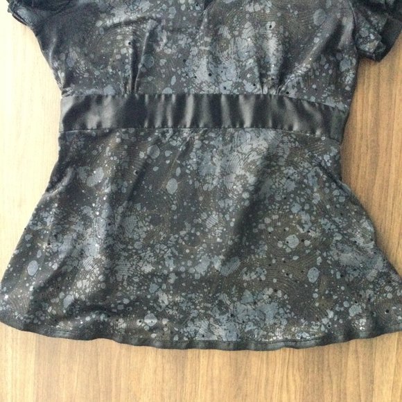 Le Grenier Semi-Fitted Short-Sleeved Sweater: Ideal for the holidays! - Picture 3 of 6